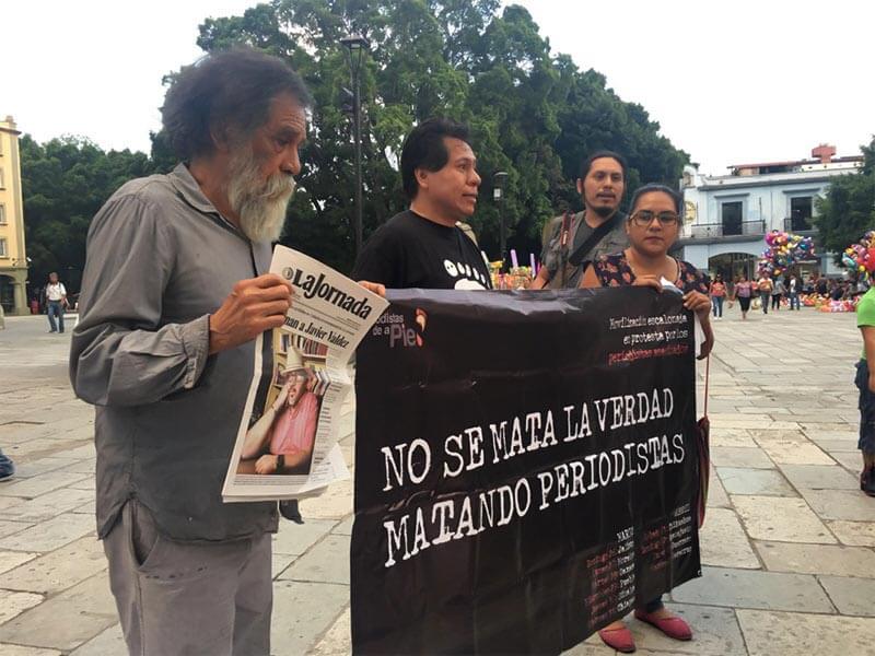 Mayo 2017. Pedro Matías y colegas en Oaxaca repudian el asesinato del también periodista Javier Valdez. A su lado, el artista Francisco Toledo.