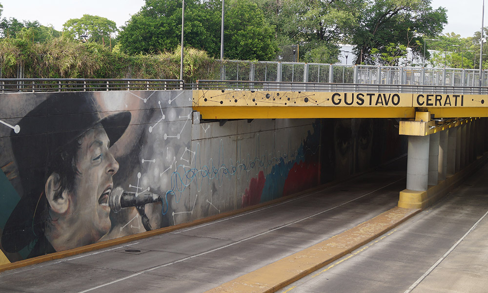 Muros dedicados a Cerati en un bajo puente de la Avenida Francisco Beiró