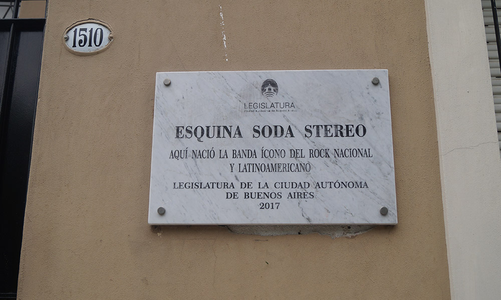 Placa conmemorativa en la “esquina Soda Stereo”