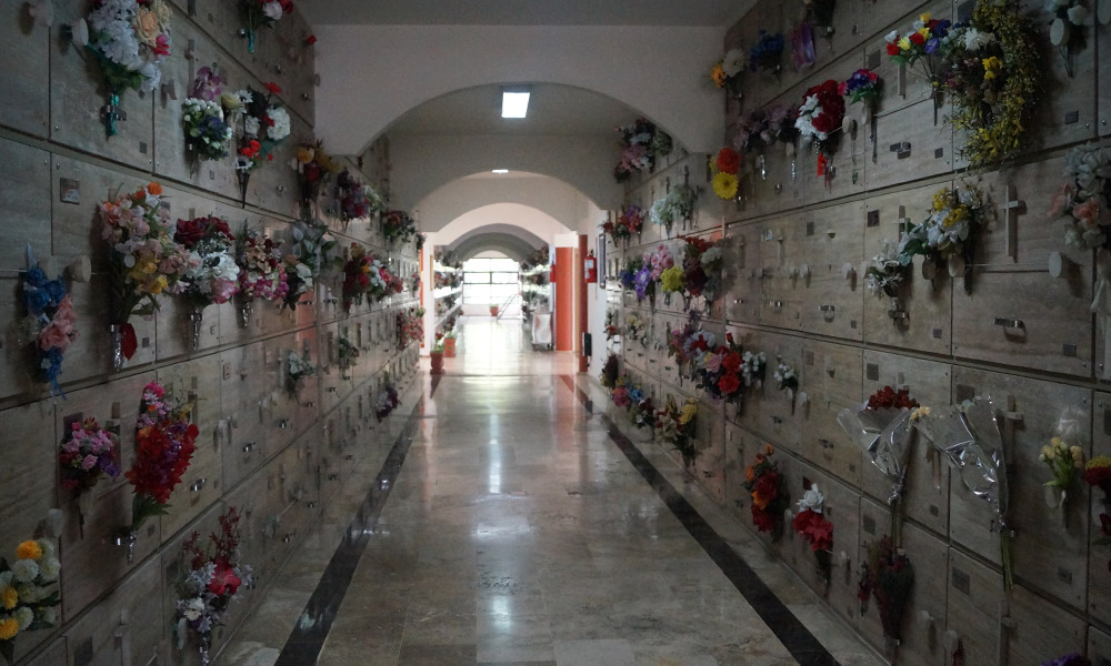 Pasillo del cementerio Chacarita donde descansan los restos de Cerati
