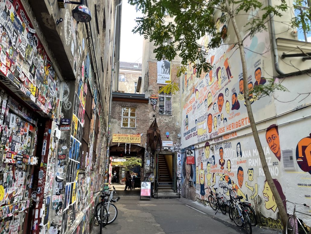 Patio de la casa en la que se encuentra el mural de las víctimas de desaparición forzada en Berlín.